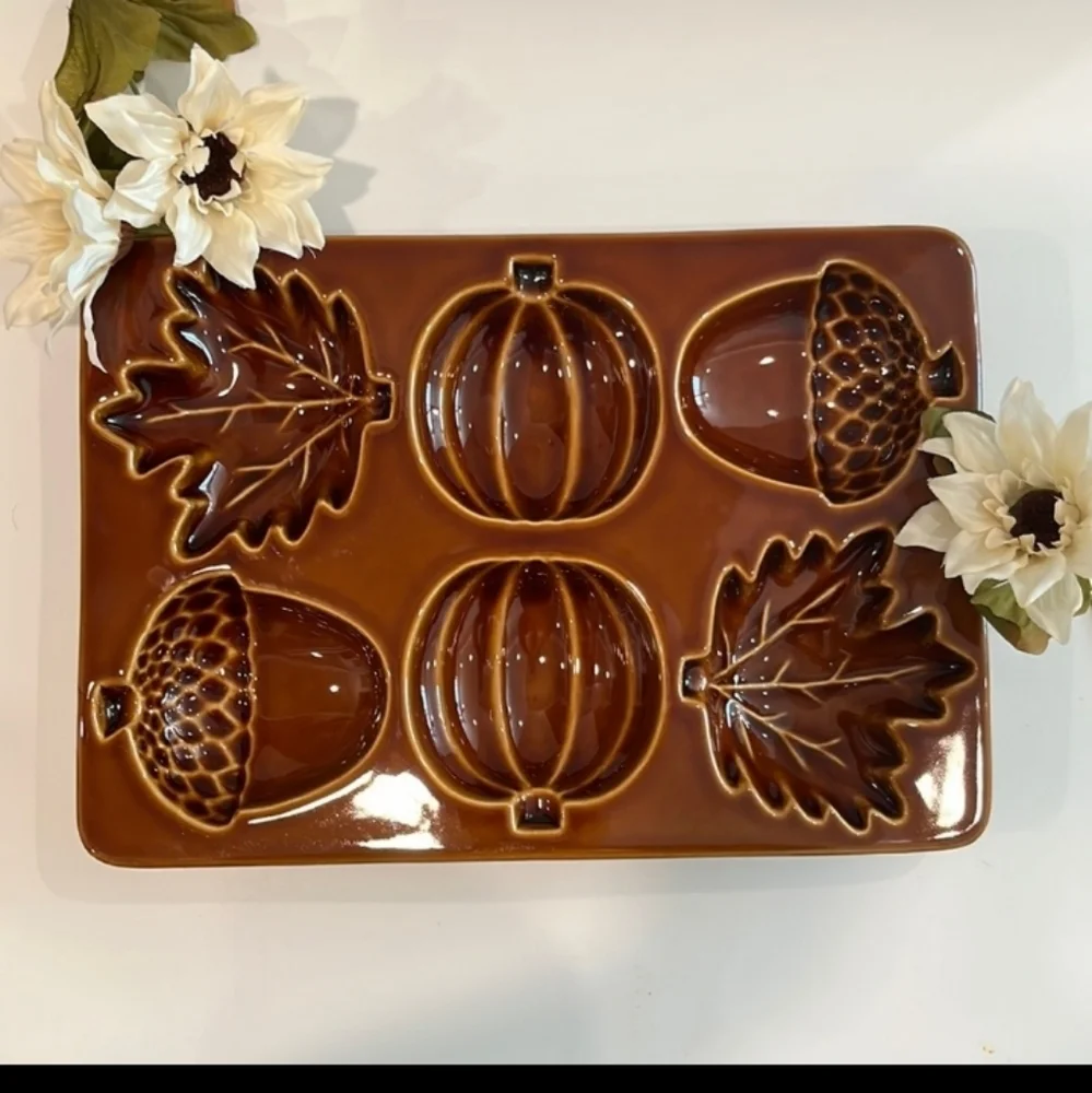CRATE & Barrel Fall/Autumn Home Tray/Dish featuring Pumpkins, Acorns & Leaves